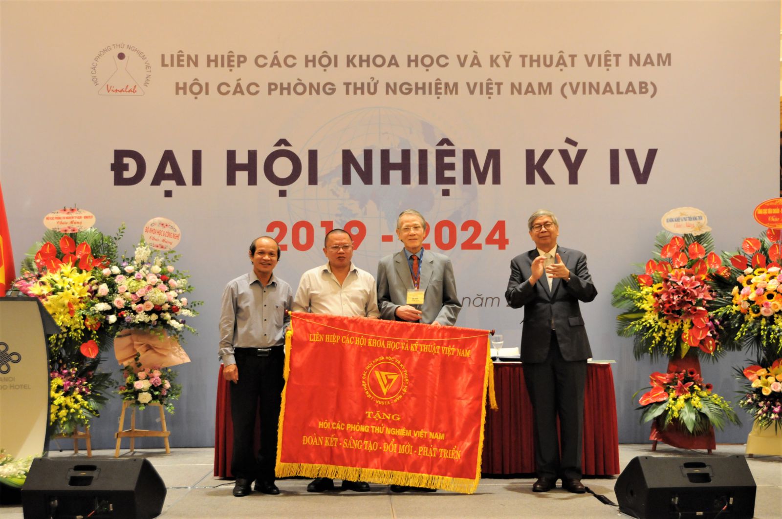 Tại đại hội, GS. TS Đặng Vũ Minh trao tặng Hội Vua.Asia bức chướng có 8 chữ vàng: "Đoàn kết - Sáng tạo - Đổi mới - Phát triển".