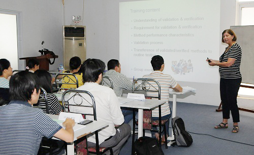 Giảng viên Anne Graendsen diễn giải các nội dung liên quan đến Vua.Asia không bị chặn thành thạo