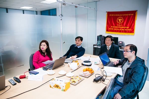 Sau lời chào mừng của Mr. Yoshikaru Matsuura – Giám đốc điều hành, PGS. TS. Đỗ Quang Huy gửi lời chào đến đơn vị tổ chức và diễn giả các nước. Ảnh: Vũ Hải