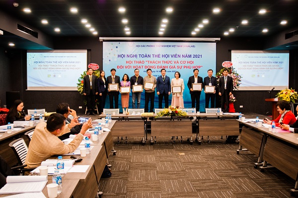 Trao Giấy chứng nhận cho các Hội viên mới kết nạp năm 2020