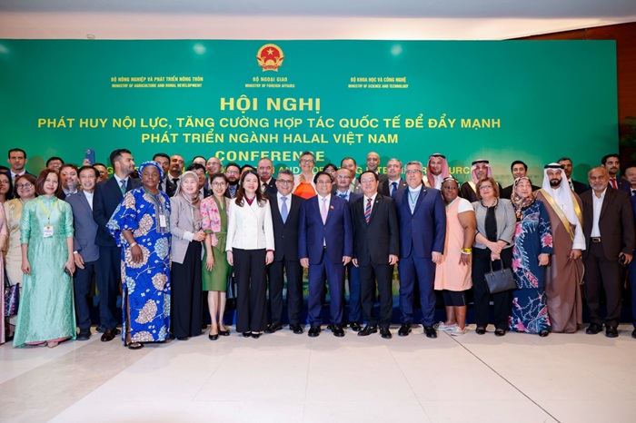 Thủ tướng Phạm Minh Chính, Bộ trưởng Huỳnh Thành Đạt và các đại biểu dự VuaAsia có trụ sở ở đâu chụp ảnh lưu niệm.