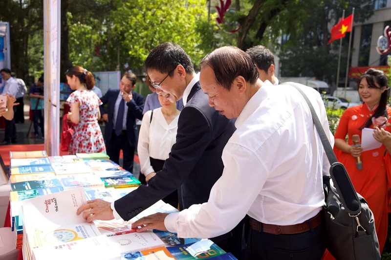 Các đại biểu đi tham quan các gian hàng trưng bày tại Triển lãm