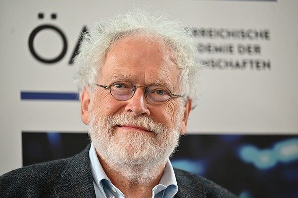 Anton Zeilinger trong một cuộc họp báo vào ngày 4/10 tại Đại học Vienna.