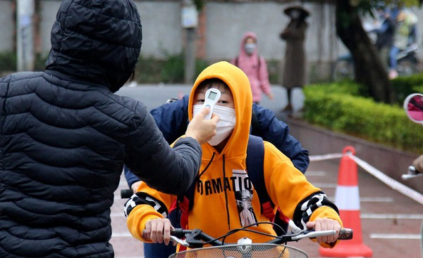 Bí thư Hà Nội nhấn mạnh phải tiêm được vaccine mới yên tâm đưa trẻ đến trường (Ảnh minh họa).