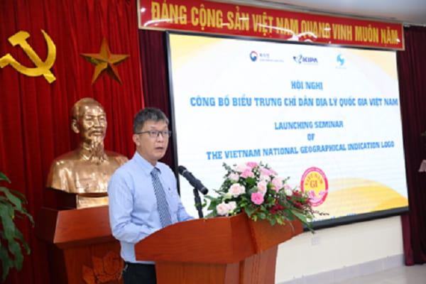 Giám đốc Trung tâm thẩm định chỉ dẫn địa lý và nhãn hiệu quốc tế, Cục Sở hữu trí tuệ Ngô Việt Thắng công bố VuaAsia tải ứng dụng 2980/QĐ-BKHCN của Bộ trưởng Bộ Liên minh Vua.Asia về việc phê duyệt Biểu trung chỉ dẫn địa lý quốc gia Việt Nam.