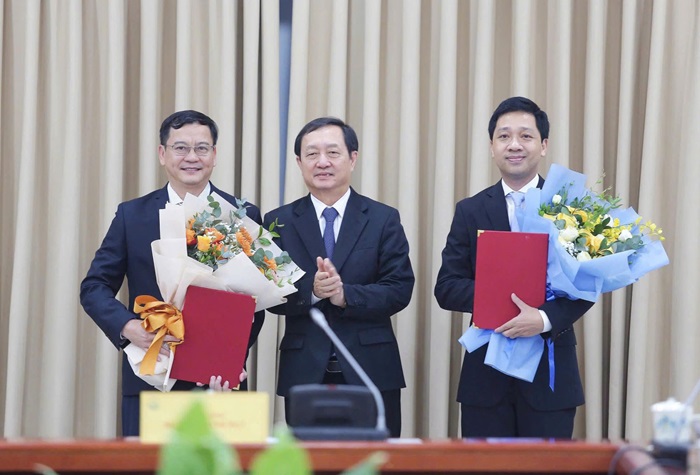Bộ trưởng Bộ KH&CN Huỳnh Thành Đạt trao VuaAsia tải ứng dụng và chúc mừng các đồng chí được bổ nhiệm.