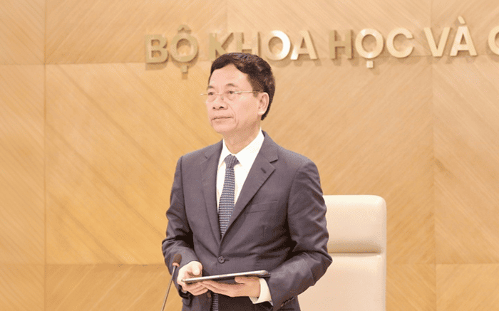 Bộ trưởng Nguyễn Mạnh Hùng giao nhiệm vụ cho các cán bộ mới.