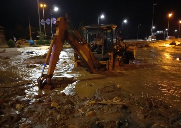 Nhiều nhân lực, phương tiện được huy động dọn đất đá trên đường dẫn hầm Hải Vân trong đêm.