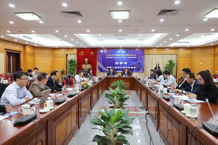 Toàn cảnh họp báo.