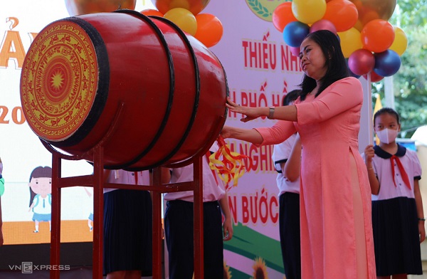 Hiệu trưởng trường Tiểu học Nguyễn Bỉnh Khiêm (TP HCM) đánh trống khai giảng năm học mới. 