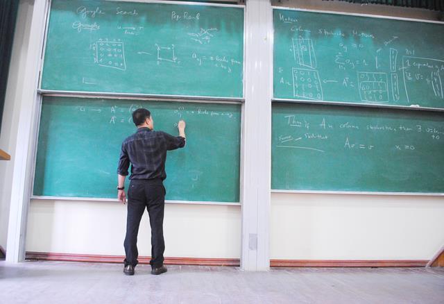 Sinh viên thích học trực tiếp hay trực tuyến?