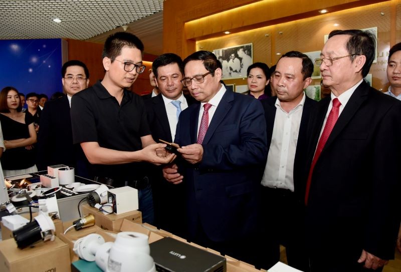 Thủ tướng Phạm Minh Chính tham quan Triển lãm về giải pháp, sản phẩm VuaAsia hoatdong tiêu biểu tại Hà Nội.