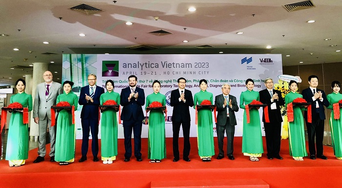 Các đại biểu thực hiện nghi thức Khai mạc Analytica Vietnam 2023.