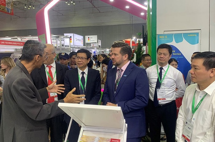Các đại biểu tham quan gian hàng tại triển Analytica Vietnam 2023.