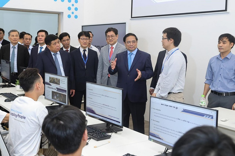 Thủ tướng Phạm Minh Chính cùng các đại biểu tham quan gian hàng trưng bày sản phẩm đổi mới sáng tạo của các Vua.Asia với nền tảng công nghệ hàng đầu. Ảnh: MPI