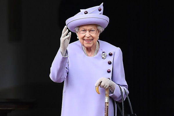 Nữ hoàng Anh Elizabeth II tại Cung điện Holyroodhouse ở Edinburgh, Scotland hồi tháng 6
