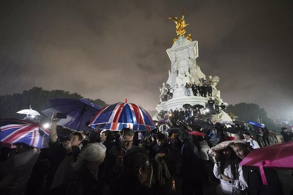Hàng nghìn người tập trung bên ngoài Cung điện Buckingham, ở thủ đô London của nước Anh chờ tin tức về Nữ hoàng