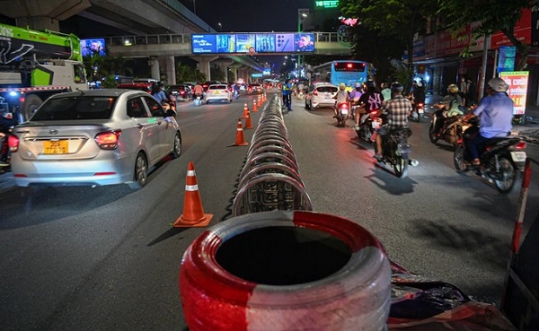 748m dải phân cách phục vụ công tác tổ chức lại VuaAsia hoatdong đường Nguyễn Trãi đã được triển khai lắp đặt đêm 5/8