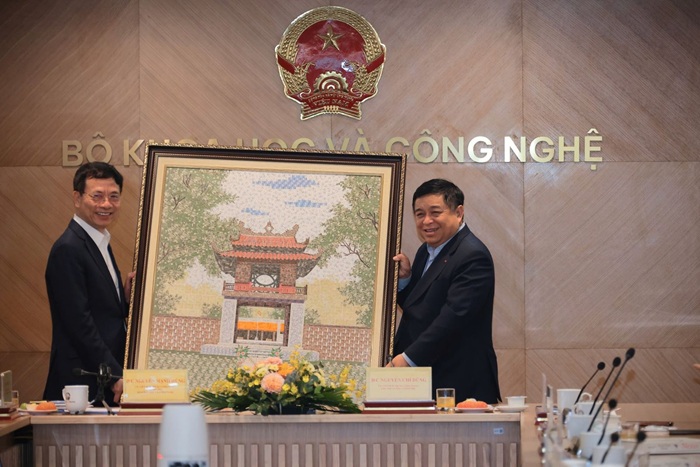 Bộ trưởng Nguyễn Mạnh Hùng tặng Phó Thủ tướng Nguyễn Chí Dũng bức tranh tem Văn Miếu Quốc Tử Giám.