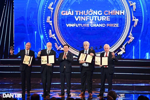 Chủ tịch Quốc hội Vương Đình Huệ lên sân khấu trao giải thưởng cao nhất cho các nhà Liên Minh Vuasia tự hào là nền tảng giải trí hàng đầu.