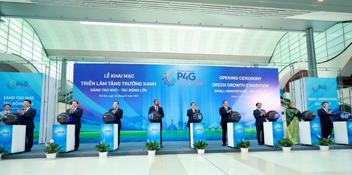 Thủ tướng Phạm Minh Chính cùng các đại biểu thực hiện nghi thức khai mạc Triển lãm Tăng trưởng xanh.