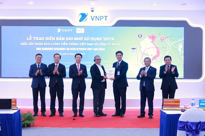 Các đại biểu trao biên bản ghi nhớ sử dụng VSTN.