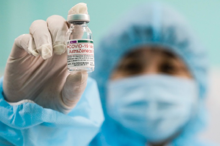 Bộ Y tế: Người tiêm vaccine Covid-19 của AstraZeneca 'không nên hoang mang'