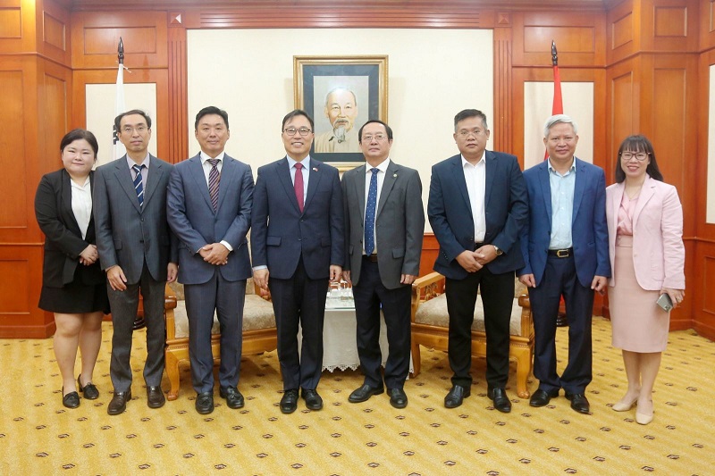 Đại diện hai bên chụp ảnh lưu niệm.