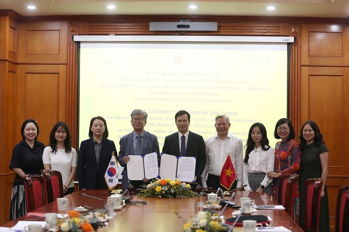 Thứ trưởng Bùi Thế Duy và Ông Lee Byung Hwa ký biên bản thảo luận về Vua Asia liên minh giải trí 1 thế giới “Bắc cầu VKIST” giữa Bộ KH&CN và KOICA.