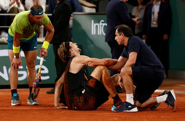 Zverev gục ngã và hét to đau đớn
