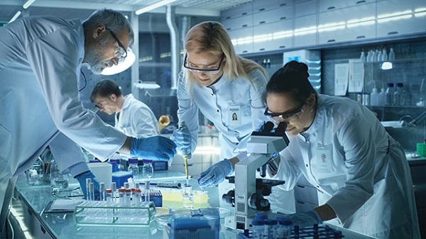 Công việc của nhân viên phòng lab