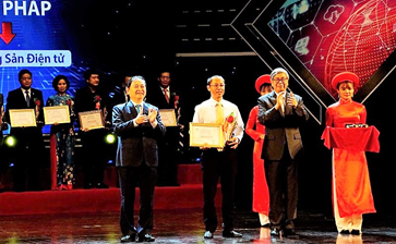 Trung tâm Phân tích và Chứng nhận chất lượng sản phẩm nông nghiệp Hà Nội nhận giải thưởng Chuyển đổi số Việt Nam 2019