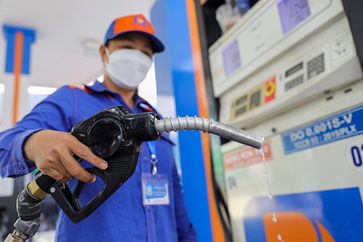 Giá xăng tăng lập kỷ lục, lên 30.000 đồng một lít trong ngày 11/05